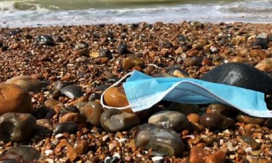 Mascherina abbandonata sulla spiaggia