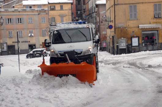 Mezzo spazzaneve del Volontariato di Protezione Civile in azione.