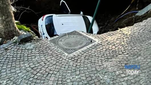 Napoli - Voragine inghiotte due auto con persone a bordo (fonte napolitoday)
