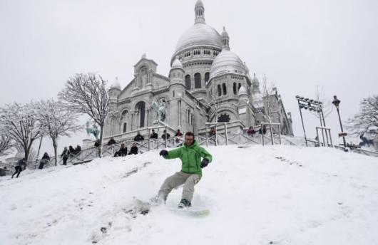 Neve a Parigi, si scia a Montmartre. Fonte CORRIERE.IT