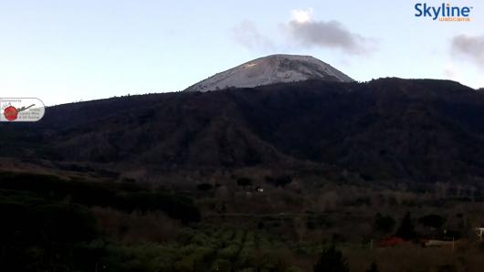 Neve sulla cima del Vesuvio a Napoli