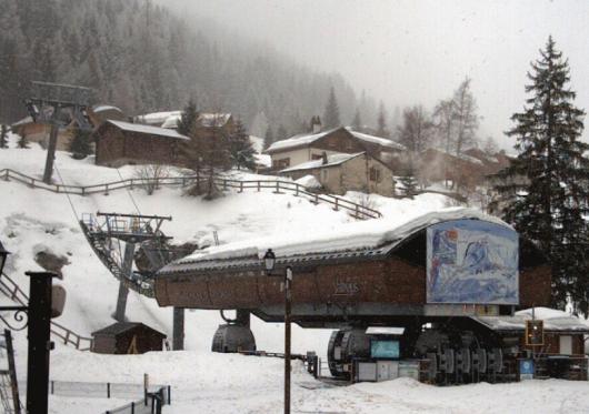 Nevica sul confine italo-francese delle Alpi. Qui è Fourneaux - Savoia - verso Bardonecchia