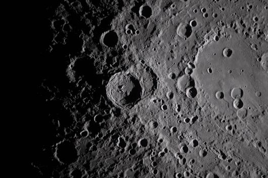 Ombre sul cratere di Vavilov -NASA