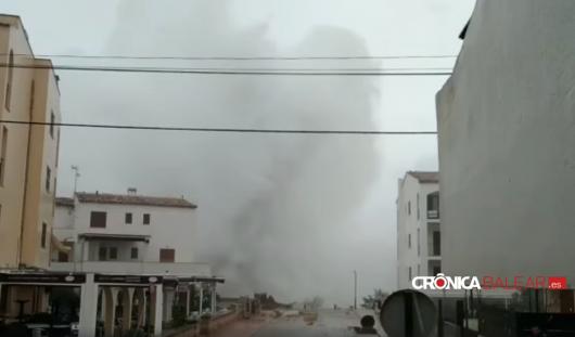 Onda gigante come uno tsunami si abbatte sulle case di Maiorca