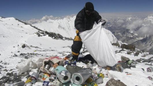Operatori ecologico che ripuliscono la montagna dai rifiuti