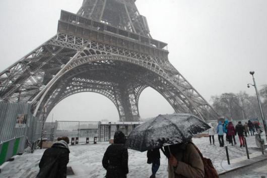 Parigi sotto la neve con una temperature di -2°