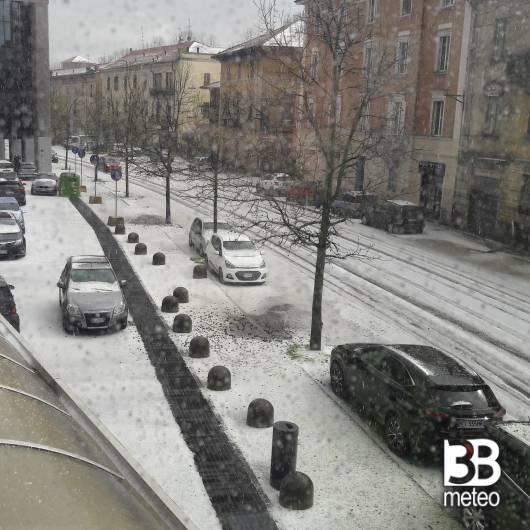 Pavia sotto un'intensa grandinata nel pomeriggio di oggi (giovedì)