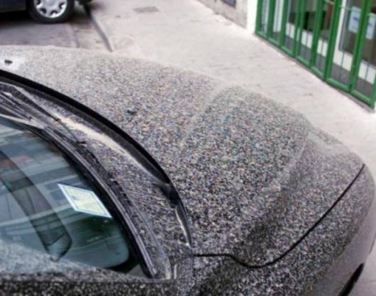 Sabbia dal deserto e pioggia, le auto si tingono di rosso