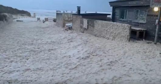 Schiuma di mare in Irlanda del Nord per il passaggio della tempesta Franklin
