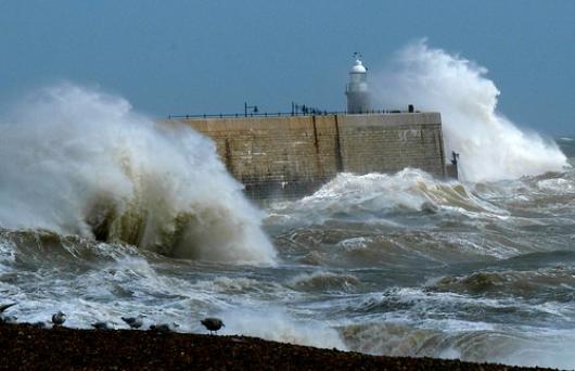 Tempesta di vento, con mareggiata. Immagine di repertorio