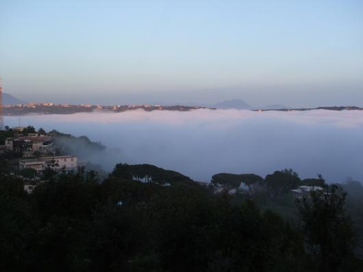 Tipico esempio di nebbia avvettiva (costa tirrenica campana, golfo di Napoli)