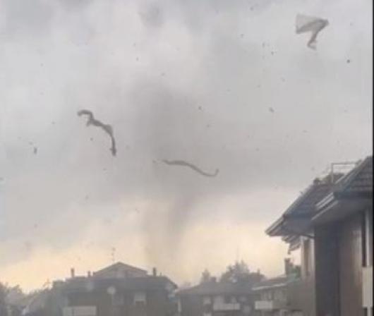 Tornado poco dopo le 17 a Rho, lamiere divelte