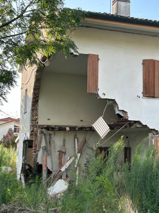 Un'altra abitazione di Traversara distrutta dalla piena del fiume Lamone