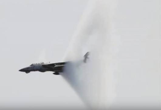 Velivolo militare che supera la barriera del suono