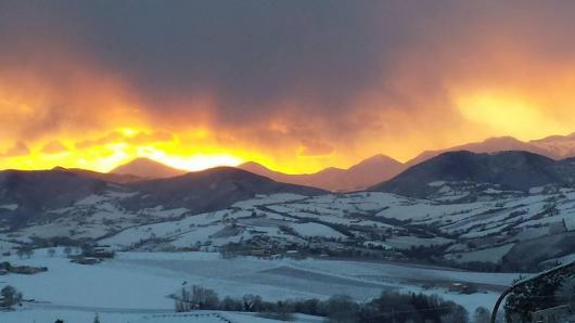 Virghe nevose a Montecarotto (AN) al tramonto di ieri. Foto di Luca e Barbara Lolli