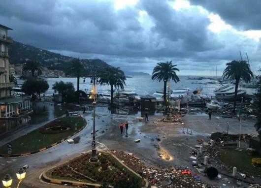 Zona portuale e lungomare distrutti