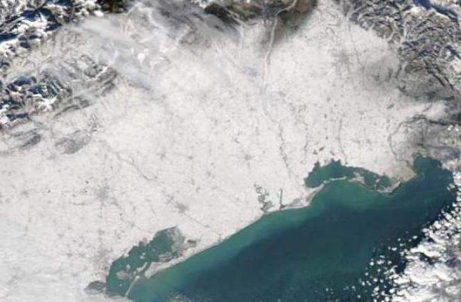 20 Dicembre 2009: la neve ha imbiancato pianure e coste di Veneto e Friuli, nel dettaglio si notano le lagune di Venezia e Marano (fonte: marcopifferetti.altervista.org)