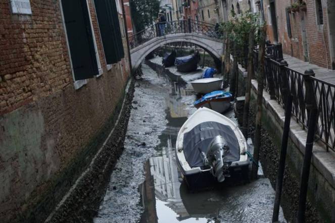 Acqua bassa a Venezia, la marea minima prosciuga i Canali