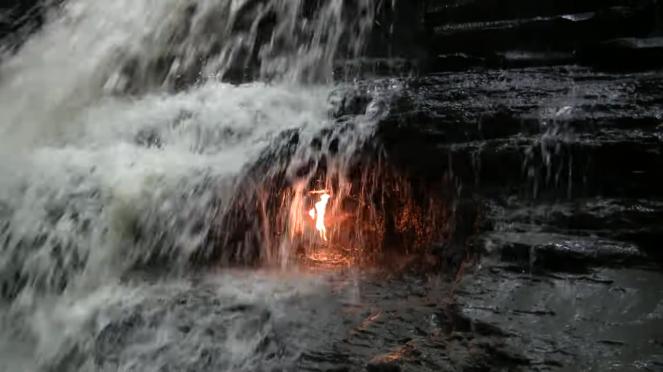 Acqua e fuoco quasi si toccano sotto questa cascata nello stato di New York
