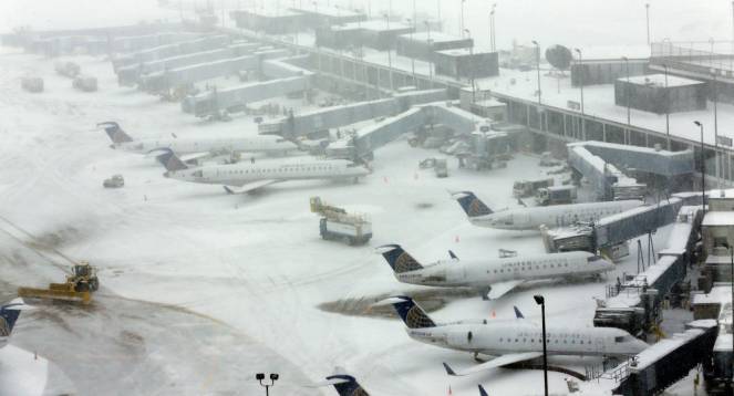 Aeroporti bloccati dal ghiaccio, centinaia di voli cancellati