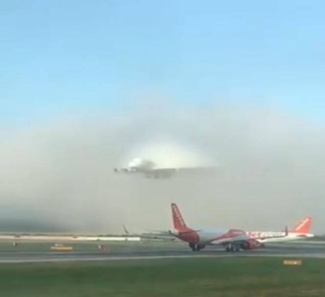 Airbus A380 spunta all'improvviso da un banco di nebbia