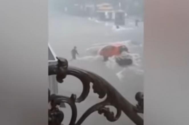 Alluvione a Catania, una donna scende dall'auto rischiando la vita 