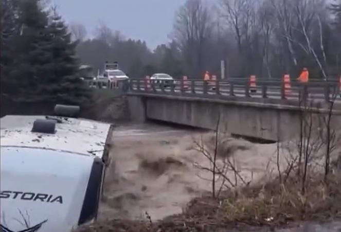 Alluvione in Canada, la marea di fango trascina un grosso camper