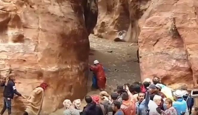 Alluvioni in Giordania causano 9 vittime, panico anche a Petra, turisti in fuga