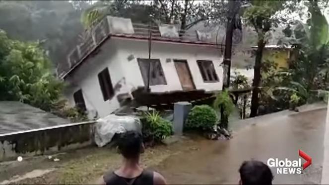 Alluvioni in India, una casa viene inghiottita dal fiume