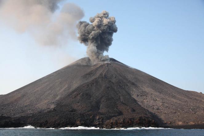 Anak Krakatau torna in eruzione, il momento dell'esplosione