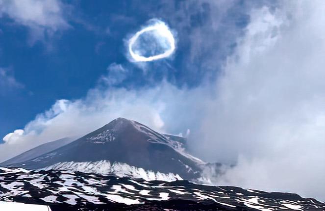 Anello di vapore sopra l Etna