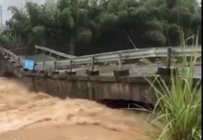Antico ponte cinese inghiottito dall'alluvione