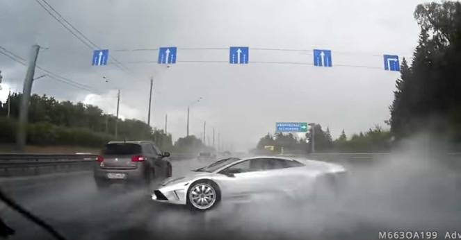 Asfalto bagnato: Lamborghini perde aderenza 