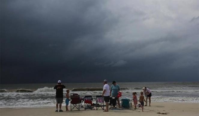 Aspettando Gordon. Una famiglia scruta il suo avvicinamento nell'Alabama (Fonte: AP Photo / Dan Anderson)