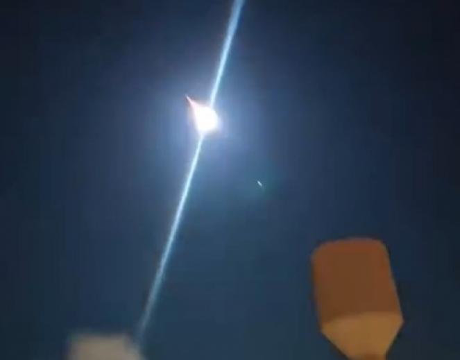Asteroide esplode sui cieli del Canale della Manica, la notte si illumina all'improvviso - Video