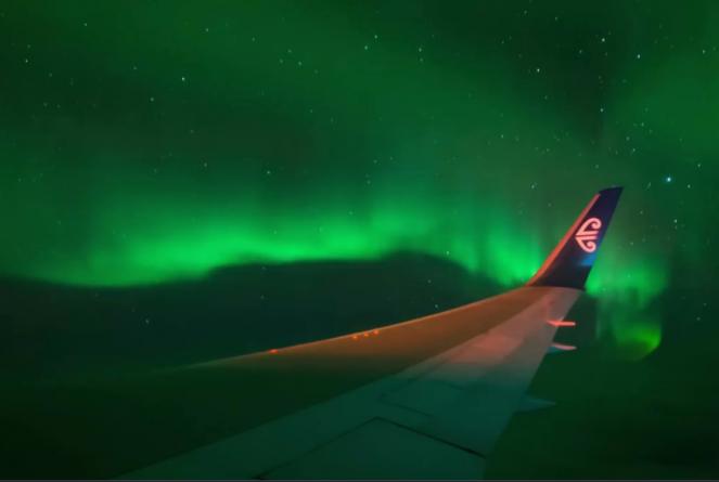 Aurora Australe dai finestrini dell'aereo, un viaggio all'interno dello spettacolo luminoso