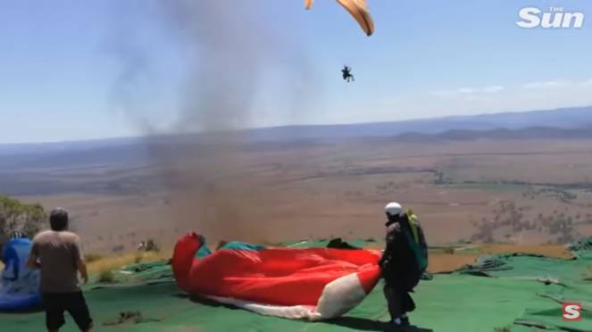 Australia dust devil cattura un esperto di parapendio scaraventandolo in aria