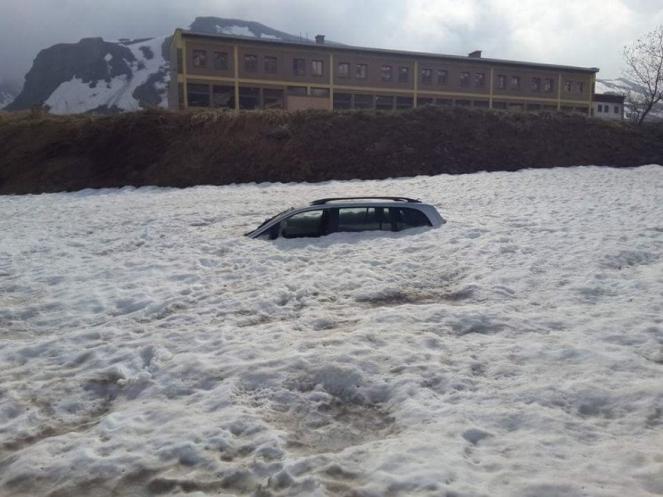Auto affiora dalla neve al Moncenisio