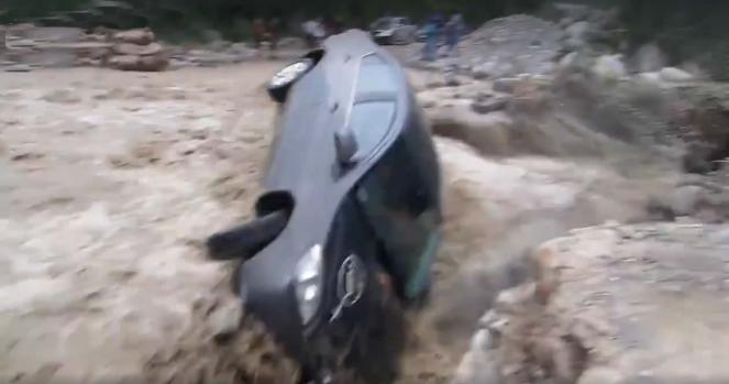 Automobilista rischia la vita per attraversare l'alluvione