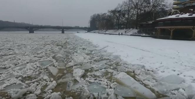 Blocchi di ghiaccio sul fiume Uz