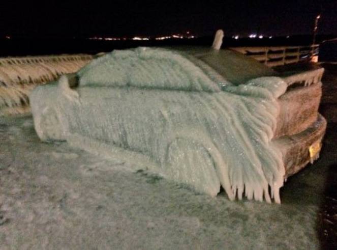 Buffalo, auto completamente ricoperta di ghiaccio