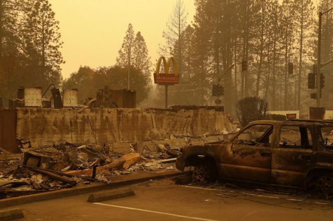 California. Un McDonalds devastato dalle fiamme (Mauro Salza via Twitter)