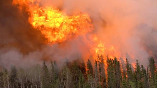 Canada - Alberta devastata dagli incendi (foto twitter di @KyleBrittainWX)