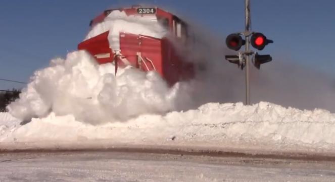 Canada: il treno si libera i binari dalla neve