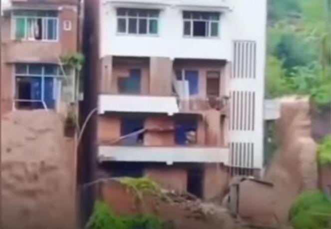 Cina, il fango delle inondazioni attraversa i palazzo formando delle cascate