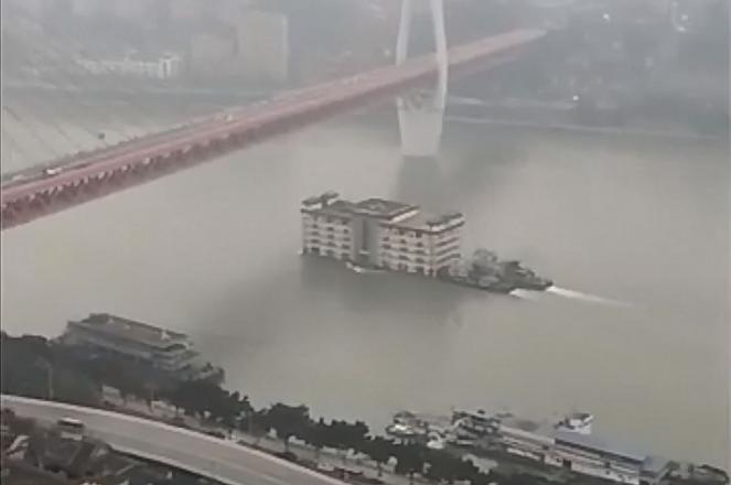Cina palazzo di 5 piani galleggia sul fiume azzurro