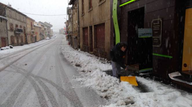 Commercianti costretti a spalare la neve per aprire i negozi