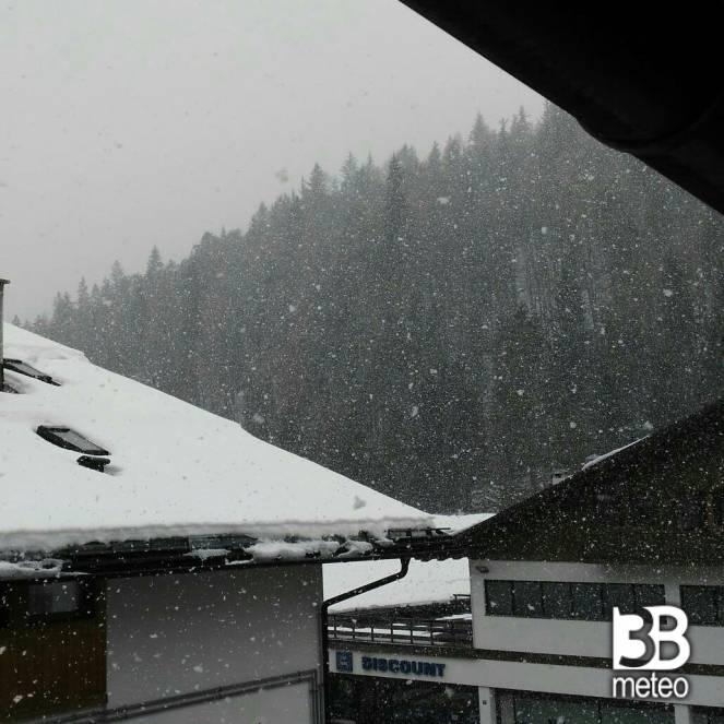 Cortina d'Ampezzo sotto un'intensa nevicata