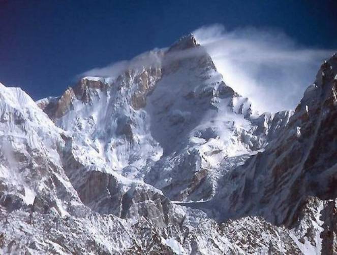 Crolla il costone di un ghiacciaio sull'Himalaya.