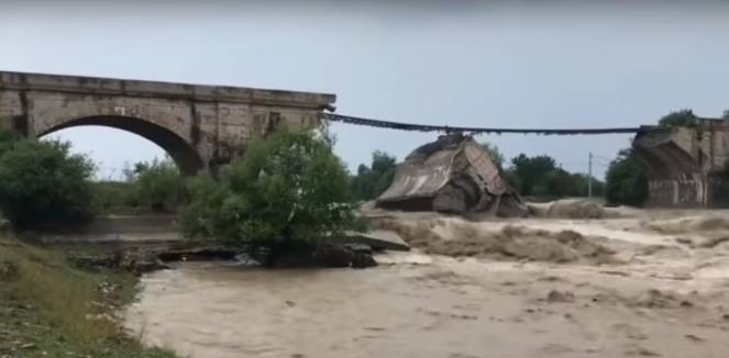 Crollo di un ponte a Brasov, in Romania, a seguito delle recenti piogge alluvionali